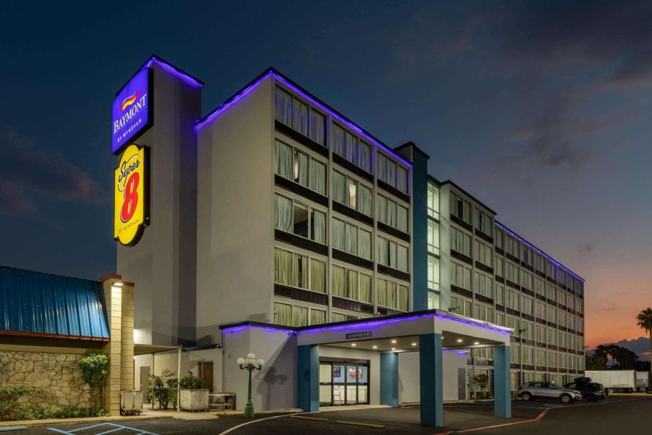 Super 8 By Wyndham Laredo Hotell Exteriör bild