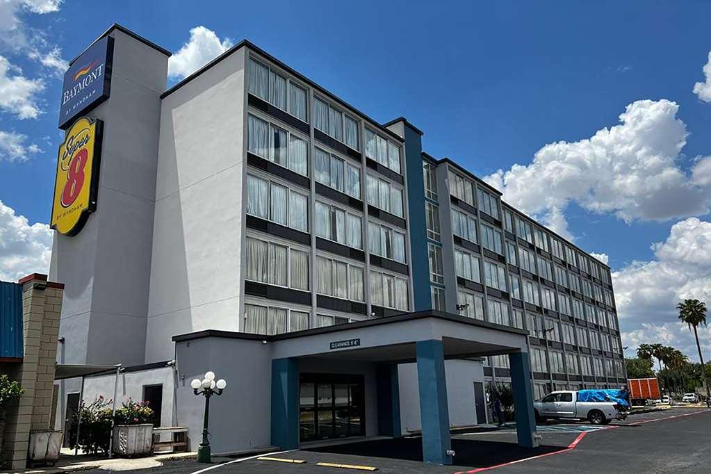 Super 8 By Wyndham Laredo Hotell Exteriör bild